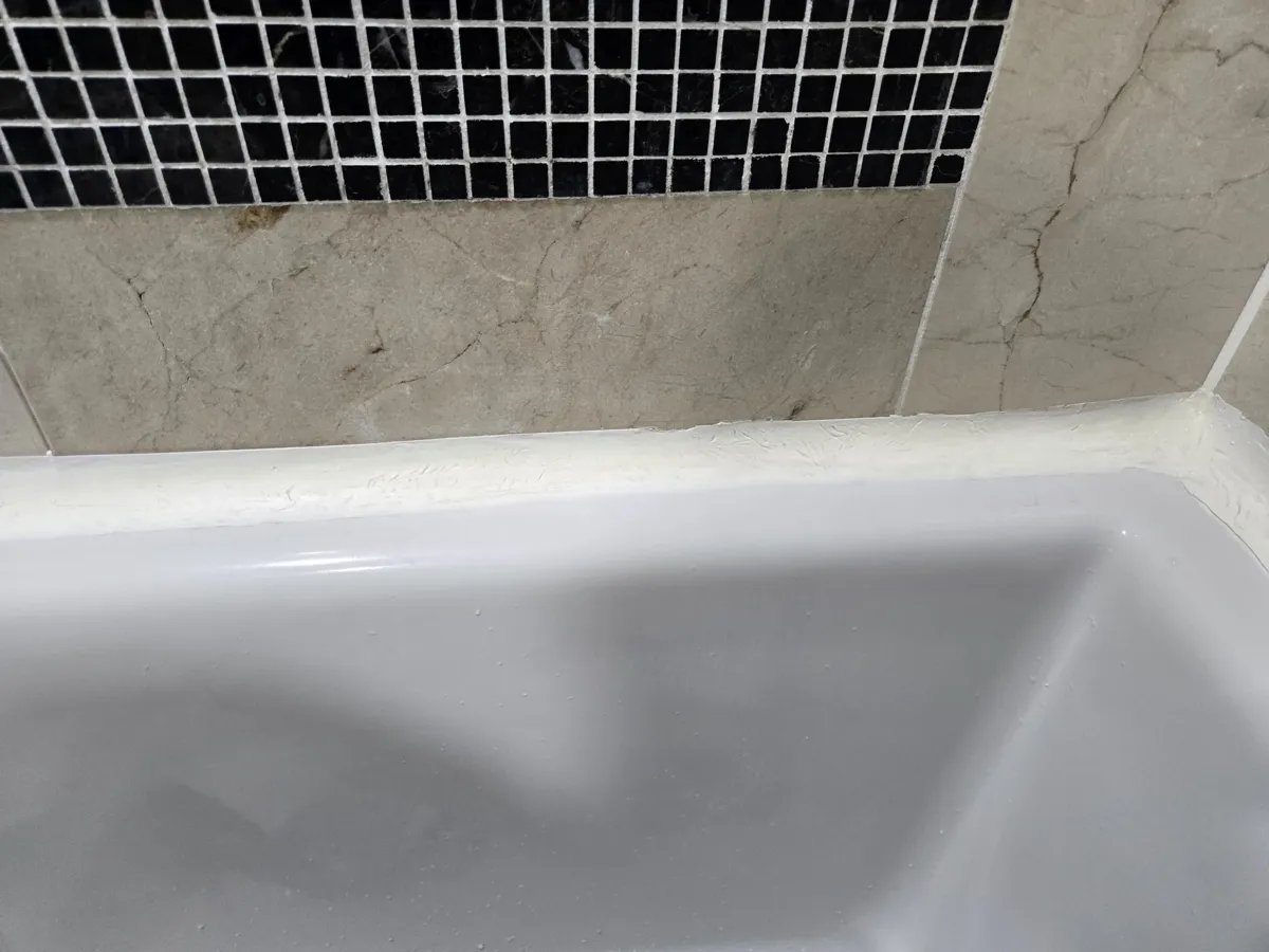 판교 욕조 모서리와 벽면 타일 접합부 근접샷 예시
