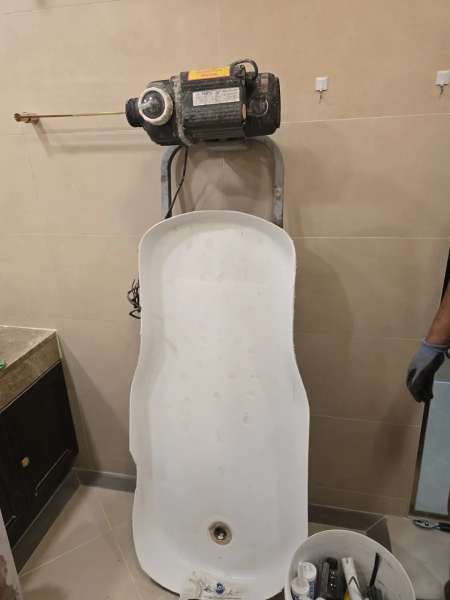 분리한 기존 욕조와 모터 일산 위시티자이2단지 진행 중