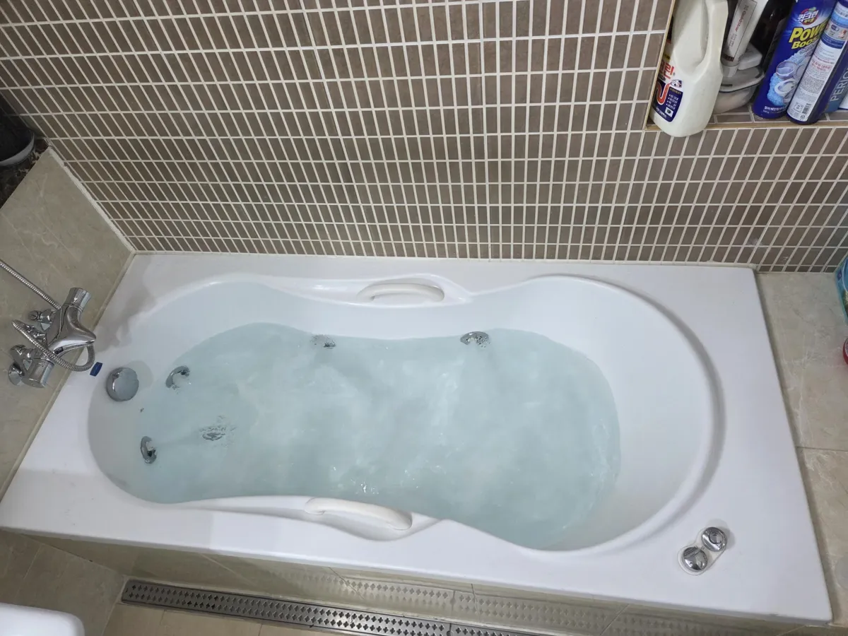 작업 중 욕조 전경 진주 현대성우트리펠리스 진행 중