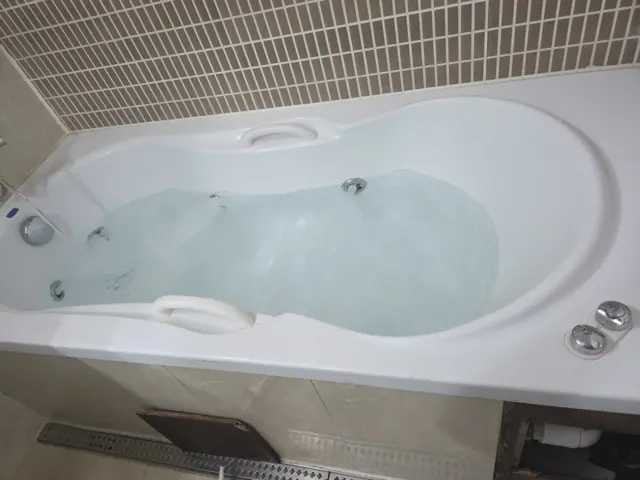 진주 현대성우트리펠리스 월풀욕조 수리 이전